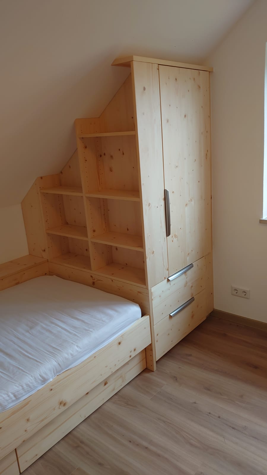 Singelbett mit Stauraumschublade und Schrank